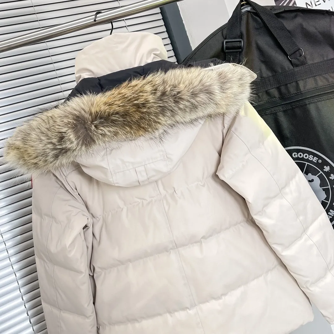 P780 Top Version 29 Canada Goose (Canada·Goose) men's models XS-XXL 🔥 Recommended single product for autumn and winter hard goods # Produced by OEM Canada Goose # The Canadian brand Canada Goose has always been recognized as the warmest down jacket, and its existence can often be seen in the winter street photos of various celebrities.            I do Canada Goose every year, but I still can’t get rid of my love for the goose. No matter how cold the weather is, there’s no need to be afraid! Because there is a big goose this year, as always, we will provide you with ruthless goods and prepare large quantities of goods. I believe that the market is already a bit bad, but we are not afraid.  Only good things are competitive, not comparing prices! No one is stupid enough to quote a high price and send old customers away! Look at price in the short term and quality in the long term!  If you care about quality, please respect its price! If what you want is cheap, please don't expect good quality! You get what you pay for, this is the rule of the market!  We really value quality. It is only worn by the one who understands you! Filling content: 90 international standard duck down! Top-grade imported wolf fur collar - natural Siberian coyote fur collar. The delicate and strong feel is the sense of life that comes from the erosion of wind and frost in nature. The fur collar is removable! There are too many imitation wolf hairs on the market, and they are usually replaced with raccoon dog hair or other fake hairs, which are not even the same quality!  I won’t say much more, everyone sells their own goods! Regarding the down content, you can feel it with your hands. There is nothing wrong with good down. Another customer said that the clothes are very light, but the ones on the market are very heavy. For us insiders, adding some filament to the clothes will make them look bulging and heavy. But we won't do that!  🔥Pure original fidelity! 🔥Everyone who has been cooperating with us in the past few years knows that the large-scale wholesale market products are incomparable to us. You are welcome to visit the brick cabinet and then come to my home to buy!          Canada Goose is the legendary warmest down jacket. One goose and a single layer of clothing are enough to withstand minus 20 degrees Celsius! Known as a must-have for Arctic outdoor sports! The most popular down jacket in the world, celebrities are rushing to buy it, it is a must-have!